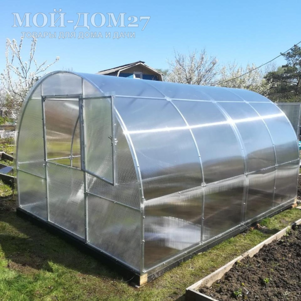 Теплица Сибирская Усиленная 4 метра с поликарбонатом | Мой-Дом27 | Каркас изготовлен из оцинкованной замкнутой трубы 20*20 мм.<br>
 Ширина - 3&nbsp;метра. Высота - 2,1 метра. Длина 4&nbsp;метра.&nbsp;<br>
 Выдерживаемая снеговая нагрузка - 100 кг/м2. Выдерживаемая ветровая нагрузка - до 15 м/с.<br>
 Расстояние между дугами 1 метр.&nbsp;<b>Толщина металла дуг 1,2 мм</b>.&nbsp;Ширина двери 0,96 метра.<br>